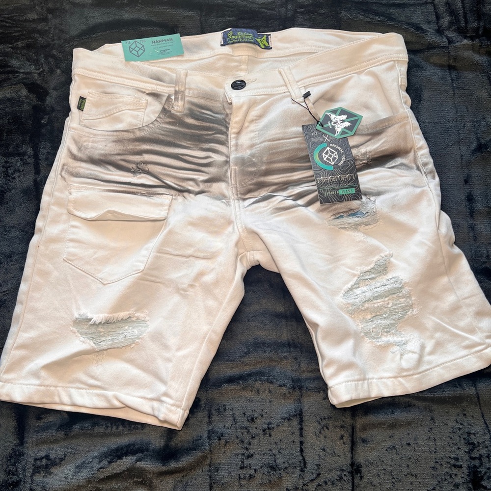 Short de mezclilla blanca con roturas estilo urbano para hombre.